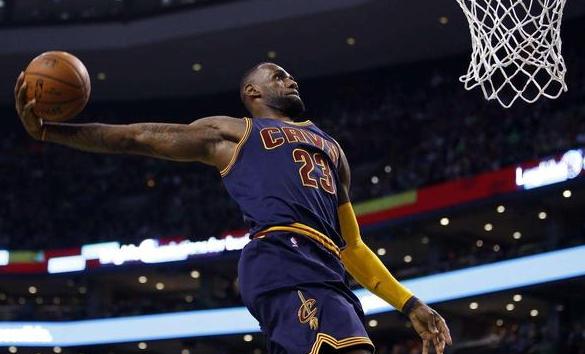  詹姆斯再创纪录，生涯总分破四万  